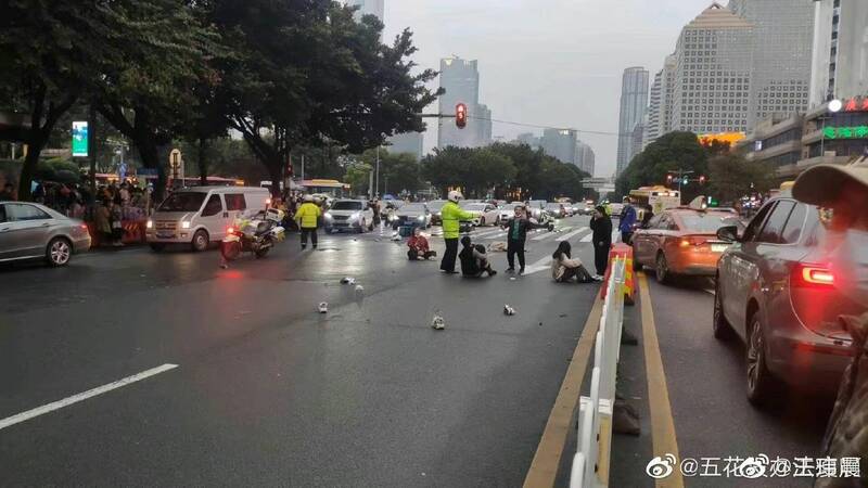 中國廣州今（11）日發生嚴重車禍事件，一名汽車駕駛疑似刻意衝撞行人，已知造成5死13傷，目前肇事車主已被警方控制。（圖擷取自微博）