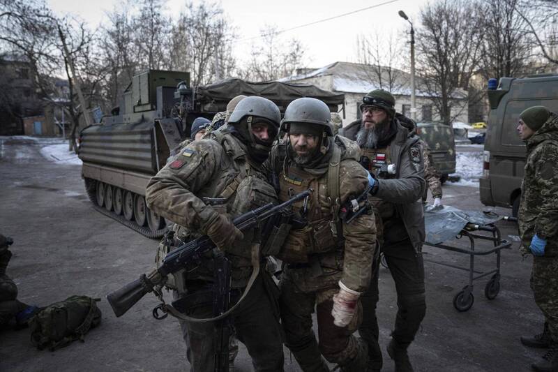 1名正在索莱达作战的乌克兰第46独立空中机动旅士兵指出，当地战况非常危急。图为乌军士兵。（美联社）(photo:LTN)