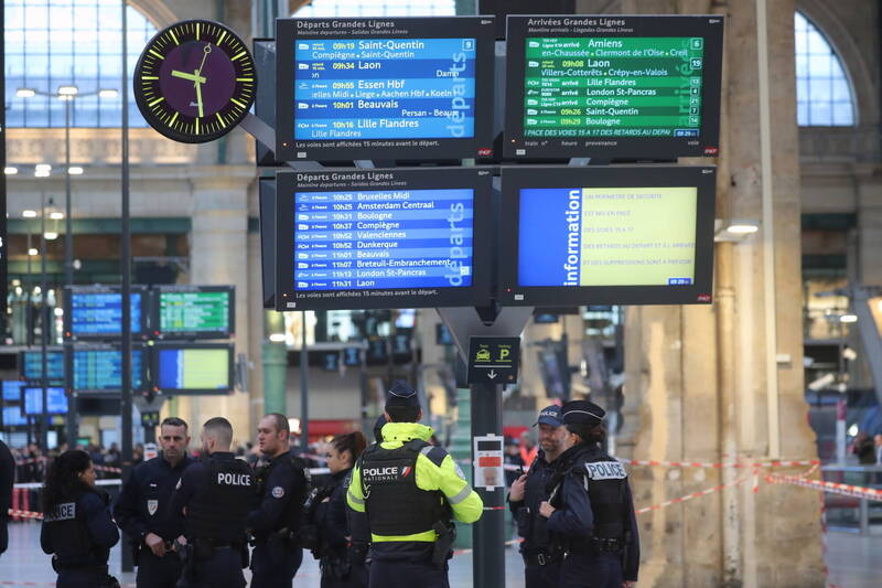 号称欧洲最繁忙车站巴黎北站11日惊传持刀砍杀事件，造成6人受伤，警方在场戒备。（欧新社）(photo:LTN)