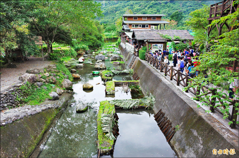 花蓮光復鄉馬太鞍濕地內木棧道、步道沒有階梯，且有無障礙廁所，方便輪椅遊客。（記者花孟璟攝）