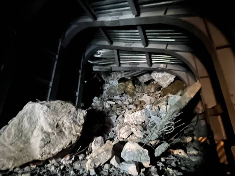 蘇花路廊土石崩塌壓毀明隧道導致路線中斷。（圖：公路總局提供）