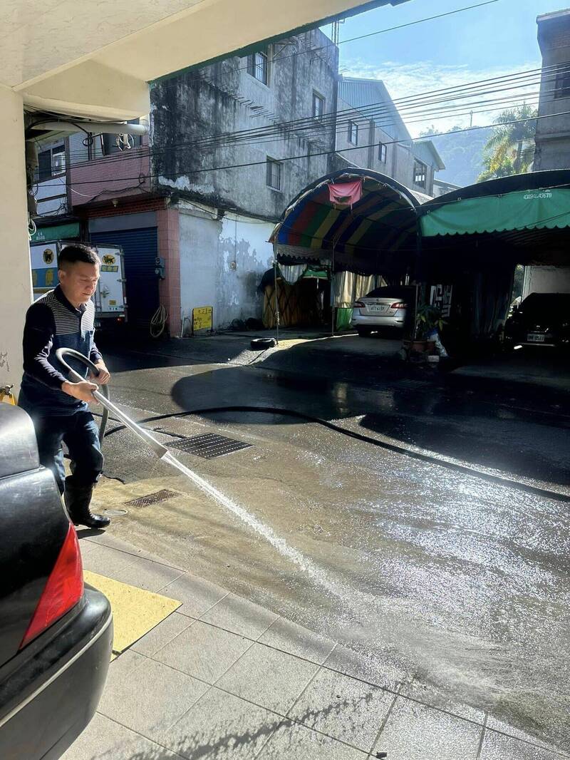 國姓鄉代會副主席謝佛青連續9年自掏腰包清洗北山村社區街道。（謝佛青提供）