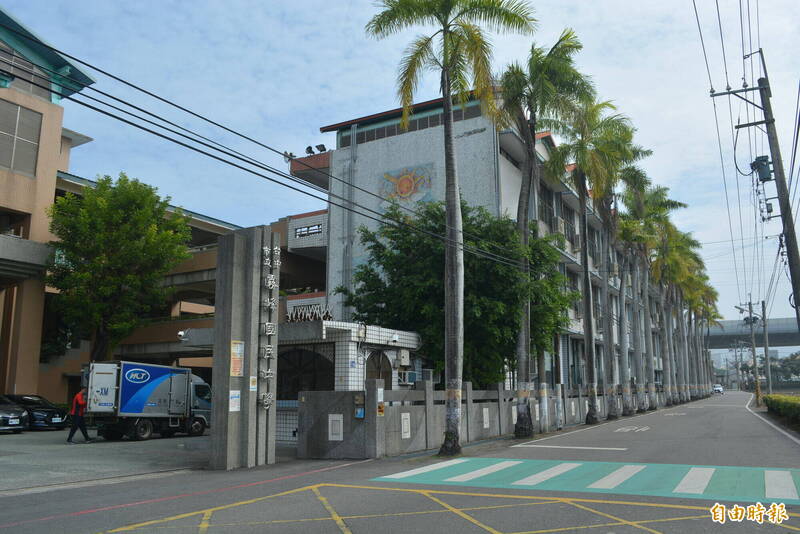 霧峰國中校門前國中路狹窄，學生上下學不安全，台中市議員林碧秀偕同校方和市府爭取闢設通學步道。（記者陳建志攝）