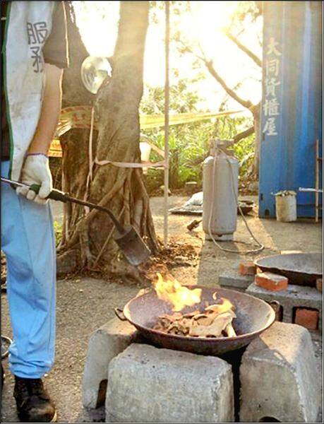 新北市八里區公所11年前爆發「豬骨混充人骨」弊案。圖為豬骨烘烤加速乾燥。（資料照，記者翻攝）