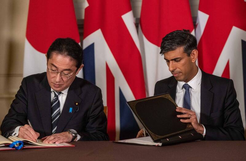 日本首相岸田文雄（图左）日前才与英国签署《相互准入协定》，军事合作再升级。（彭博）(photo:LTN)