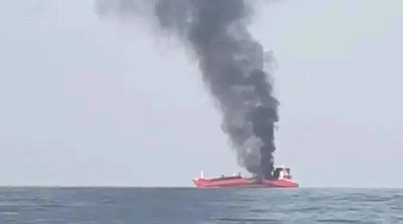 油轮爆炸后，船员紧急弃船逃生，但有2人仍下落不明。（图撷自微博）(photo:LTN)