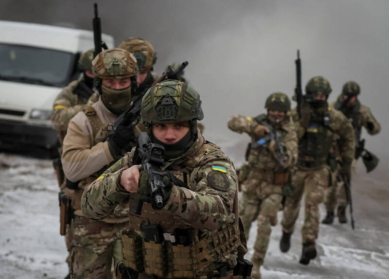 乌克兰部队昨日于邻近白俄罗斯边境的罗夫诺州进行包括城市战、突击步枪、驾驶装甲车及人质拯救等模拟训练。（路透资料照）(photo:LTN)