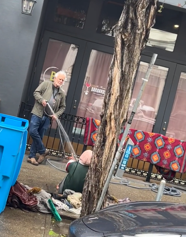 美国旧金山一间画廊的老板为了驱除待在店门口的街友，竟在冬日拿自来水朝对方狂喷。（翻摄briochesf@推特）(photo:LTN)