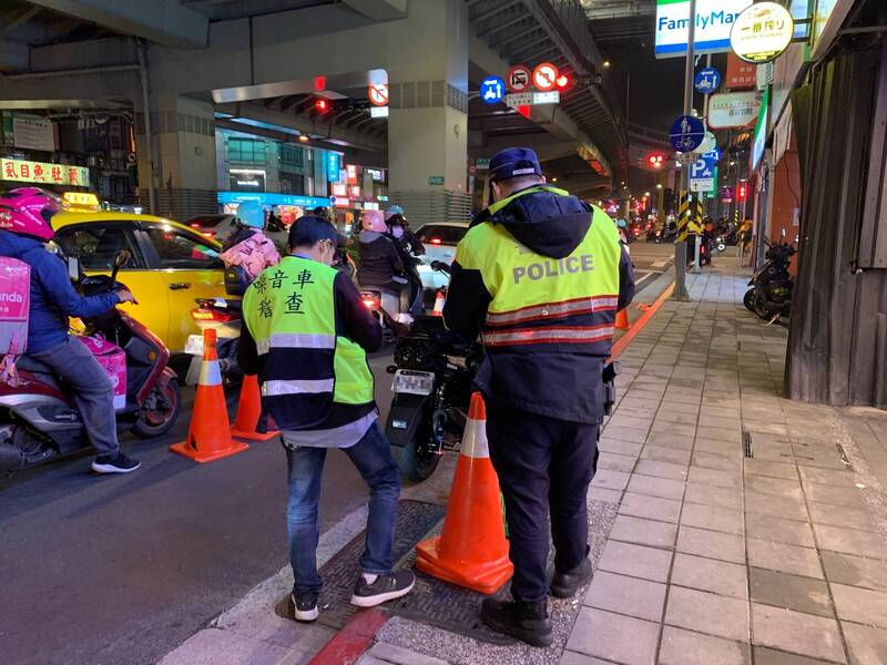 新北市環保局與警方辦理取締噪音聯合夜間稽查。（環保局提供）