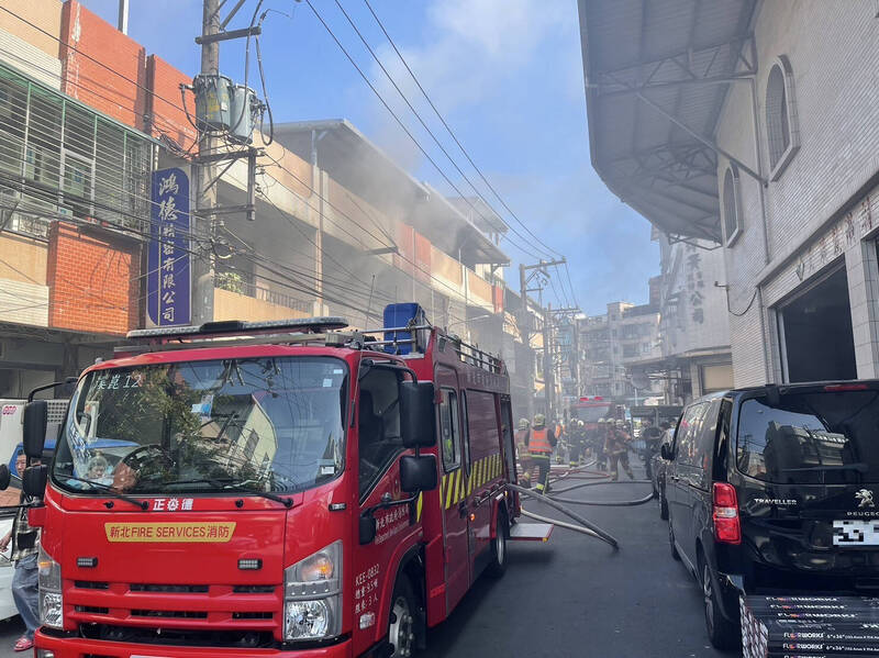 土城警消今上午獲報，慶祥街一戶獨棟建築驚傳起火，犯嫌作案後前往警局自首。（記者闕敬倫翻攝）