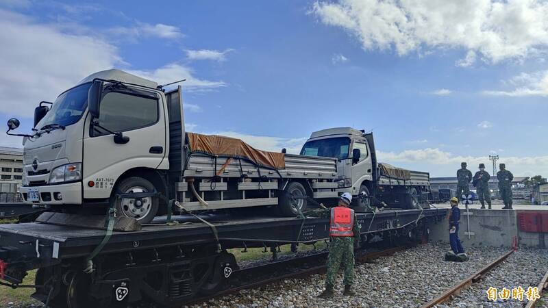 蘇花公路坍方中斷，台鐵啟動蔬果北運機制，以蔬果農漁產貨車直接上平車方式，從花蓮站出發運送到宜蘭蘇澳新站。（記者王錦義攝）