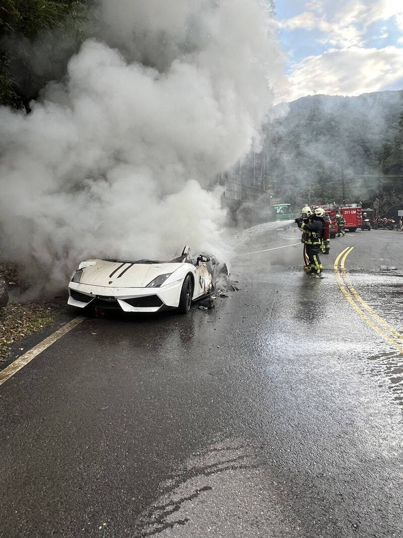 北宜公路今下午驚傳火燒車，一名男子駕駛白色藍寶堅尼超跑上山兜風，行經46.9公里突起火自燃，整輛車燒到近乎全毀。（記者闕敬倫翻攝）