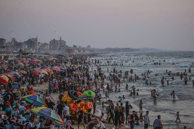 联合国证实，持续至2022年的过去8年地球气温有纪录以来最热的8年。图为去年8月中旬，大批巴勒斯坦民众涌向迦萨海滩避暑。（欧新社资料照）(photo:LTN)