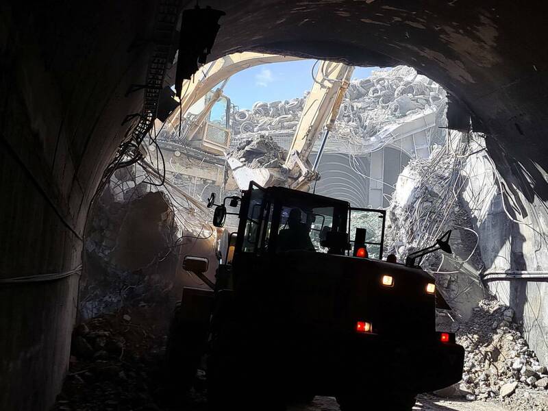 台九線蘇花公路大清水隧道南口遭大量土石崩塌淹沒，經過公路總局搶修團隊日夜不停的清理，今天已可以看到隧道斷面露出半截。 （公路總局第四區養護工程處提供）