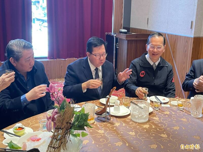 前桃園市長鄭文燦（中）推薦即將卸任桃園市警察局局長的許錫榮（右），八年來擔任十個職務，但每個職務都很真。（記者謝武雄攝）