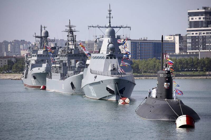 俄罗斯黑海舰队11日至少10艘舰艇驶离诺沃罗西斯克（另译新罗西斯克）海军基地，外界曾揣测是要针对乌克兰发动攻势，但英国国防部情报部门指出，其实很可能是为了因应特定威胁进行的疏散。图为2022年7月底俄罗斯黑海舰队停泊在诺沃罗西斯克的舰艇庆祝海军节高挂全舰饰。（美联社资料照）(photo:LTN)