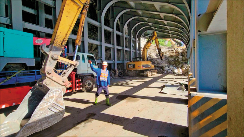 蘇花公路大清水隧道南口遭土石崩塌淹沒，經公路總局搶修，昨天已可看到隧道斷面露出半截以上。（民眾提供）