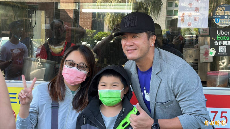 考100分換蔥油餅！前職棒球星低調現身 加送簽名球