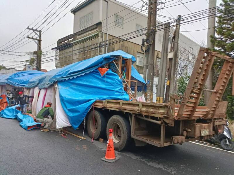 新竹縣發生一起大貨車原因不明衝入靈堂的意外，造成喪家今天的告別式只能倉促易地從簡辦理。（讀者提供）