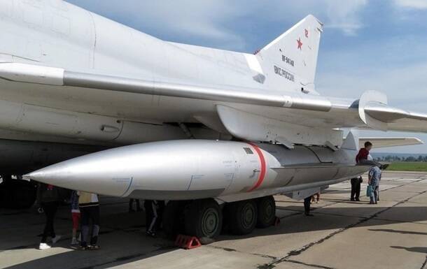 「Kh-22」反舰飞弹（下方）重量达5.5吨。（图撷取自俄国空天军官网）(photo:LTN)
