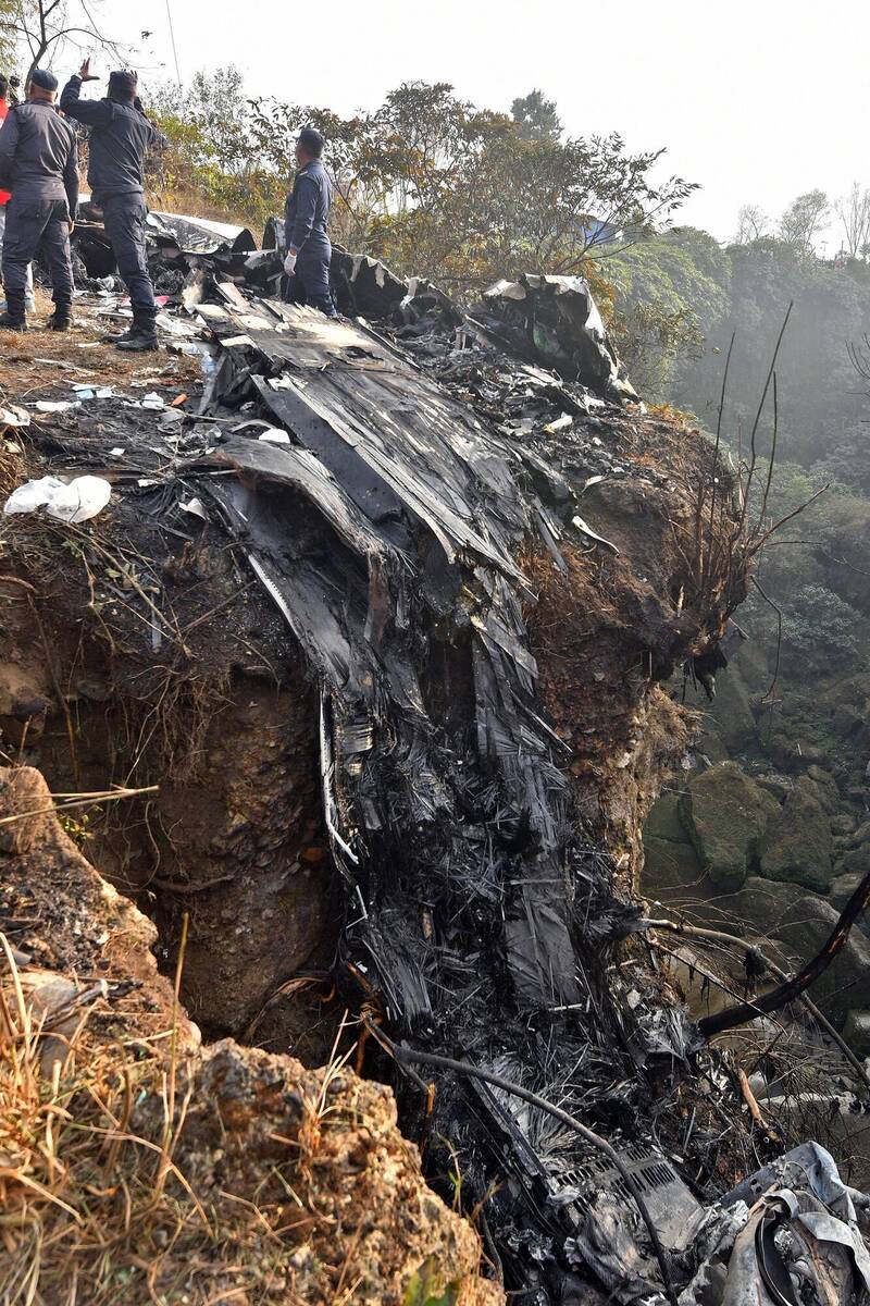 一名警员指出，他们在飞机失事的崃谷发现了36具乘客的遗体。（法新社）(photo:LTN)