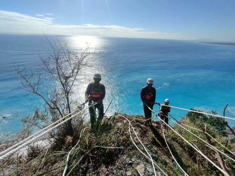 蘇花公路大清水隧道南口坍方，工程單位日夜搶修，其中刷坡、掛網都靠「蜘蛛人」。（公路總局提供）