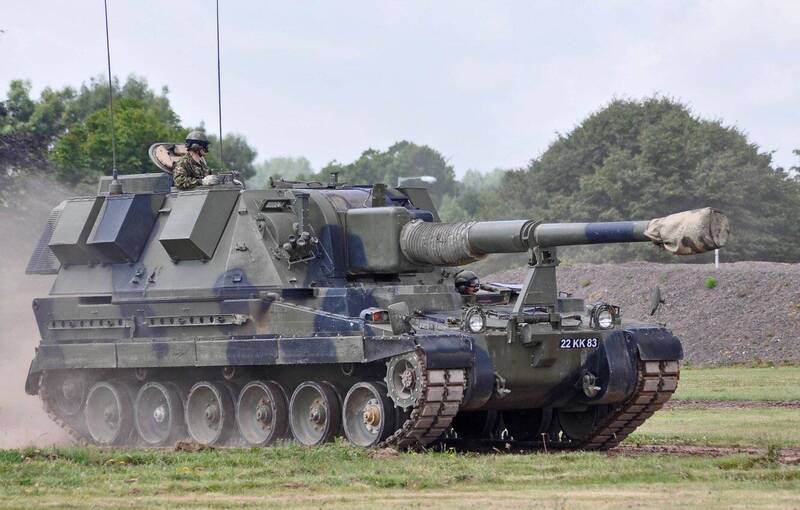 除了「挑戰者2式」戰車，英國還將提供烏克蘭30輛AS-90自走砲。（圖擷取自推特）