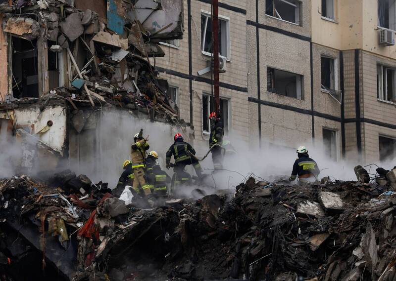 第聂伯罗市一栋公寓遭到俄军飞弹击中，搜救人员正在搜救可能倖存的民众。（法新社）(photo:LTN)