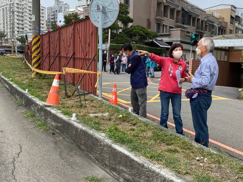 市議員陳淑華指市政路延伸工程農曆年後就要實質動工，要求市府提早公告（陳淑華提供）