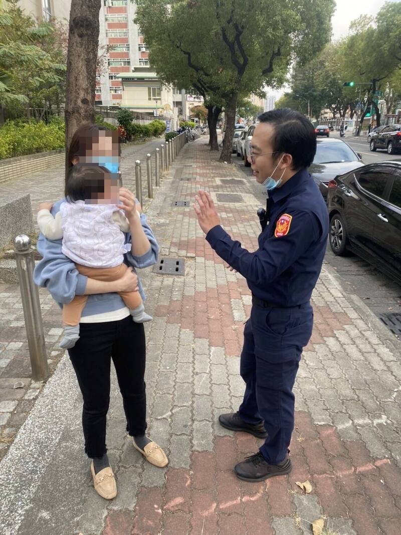 台東|幼嬰反鎖百萬休旅車內 警以警棍破窗救援 - 社會 - 自由時報電子報