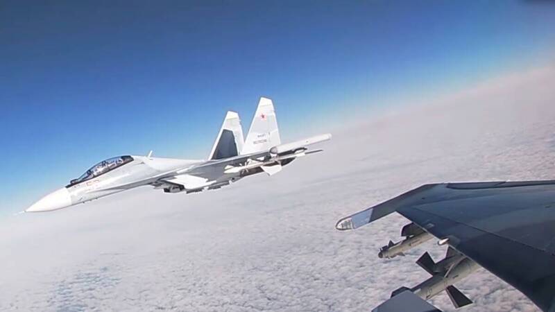 俄罗斯与白俄罗斯16展开联合空军演习。图为去年2月14日俄国入侵乌克兰前夕，俄国空天军11架Su-30SM战机在白俄领空参加实弹演练。 （路透资料照）(photo:LTN)