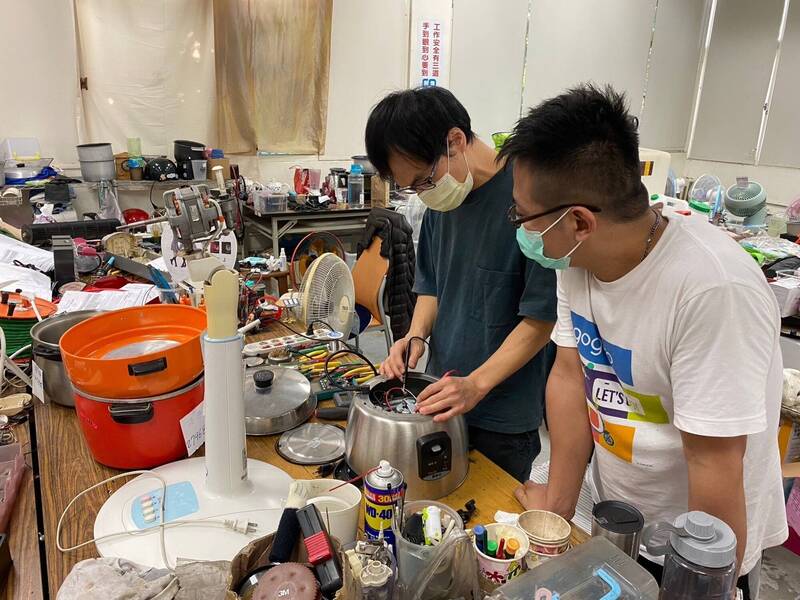 環保局的家電診所一年收案2000多件,包括電風扇、電鍋等,修復率達8成。(記者蔡淑媛翻攝) 環保局的家電診所一年收案2000多件,包括電風扇、電鍋等,修復率達8成。(記者蔡淑媛翻攝)