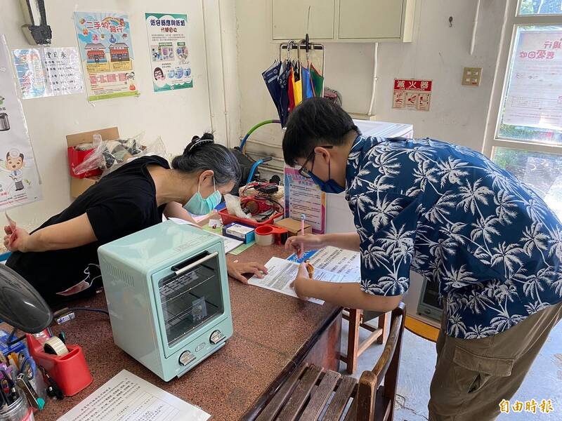 家電診所透過維修師傅駐點服務簡易維修及互動,教導民眾排除家電的簡易故障問題,並且省下荷包。(記者蔡淑媛攝) 家電診所透過維修師傅駐點服務簡易維修及互動,教導民眾排除家電的簡易故障問題,並且省下荷包。(記者蔡淑媛攝)