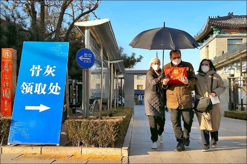 中国病殁人数暴增，火葬场不堪重负，丧葬也出现挤兑。图为去年底，家属在北京一家殡仪馆领取病逝亲人的骨灰。（美联社）(photo:LTN)