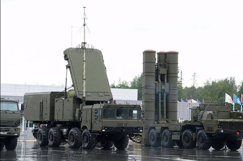 S-400「凯旋」防空飞弹系统，右为飞弹发射车，左为相阵列雷达。（取自俄罗斯国防部网站）(photo:LTN)