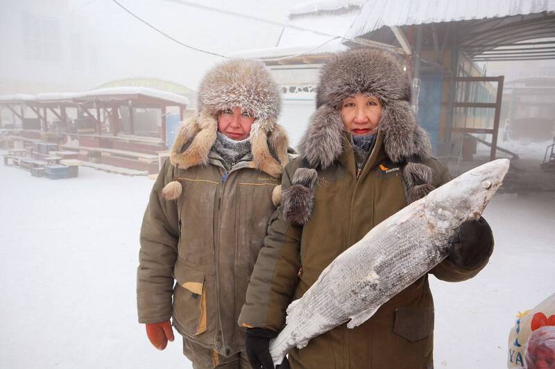 雅库茨克本週气温骤降至零下50度，整个户外就是天然冷冻库，鱼贩所卖的鱼也整条结冰。（路透）(photo:LTN)