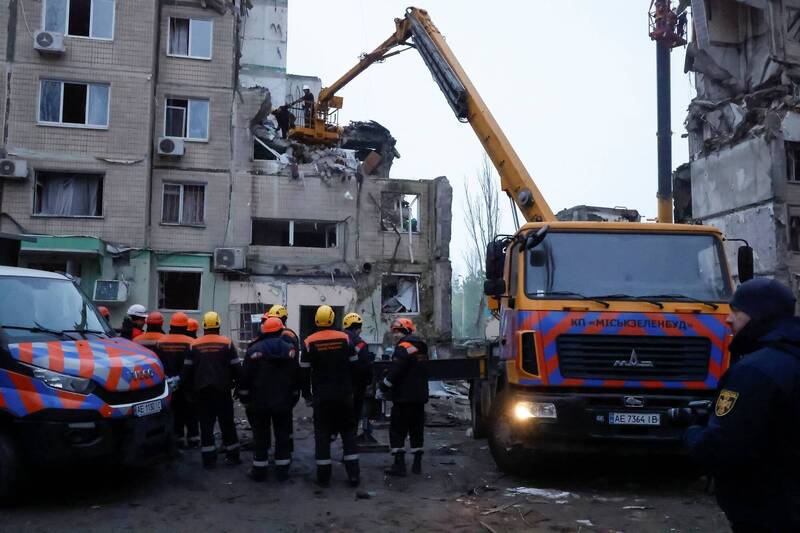 俄罗斯週六空袭第聂伯罗市的住宅区，造成多人死伤，目前救灾人员仍在寻找可能的生还者（见图）。瑞典总理今日谴责俄罗斯这种做法已构成战争罪。（路透）(photo:LTN)