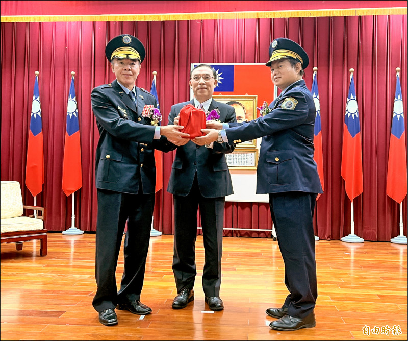 法務部長蔡清祥（中）昨主持矯正署首長交接典禮，原署長黃俊棠退休（左），由周輝煌（右）接任署長。（記者陳恩惠攝）