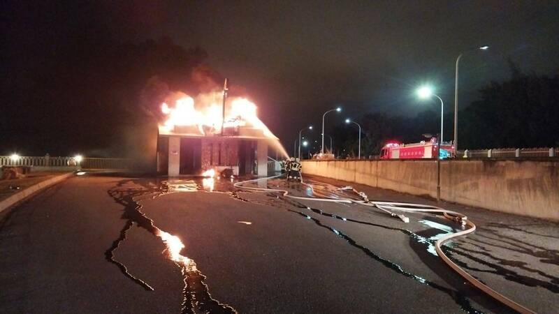 花蓮港內港航道親水遊憩區步道旁的一座公廁屋頂原建有一個船型外觀的木製觀景台，昨晚不明原因起火。（民眾提供）