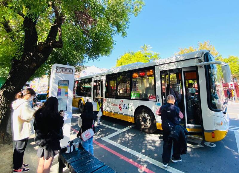 遊客搭乘台灣好行觀光公車遊台南，節能低碳之旅。（台南市觀旅局提供）