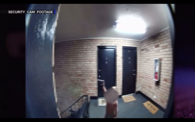 美国一名男童在公寓楼梯间玩枪嬉戏，警方随后逮捕其父。（图撷取自「@DeL2000」推特）(photo:LTN)