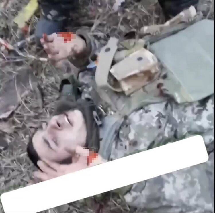 近日网路流传一段俄罗斯瓦格纳佣兵刺死被俘虏的乌克兰士兵影片。（图撷自推特）(photo:LTN)