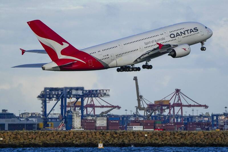 澳洲航空获国际航空专业评鑑网站AirlineRatings.com 评鑑为2023年全球最安全航空公司第一名；图为澳洲航空A380班机自雪梨机场起飞。（美联社资料照）(photo:LTN)