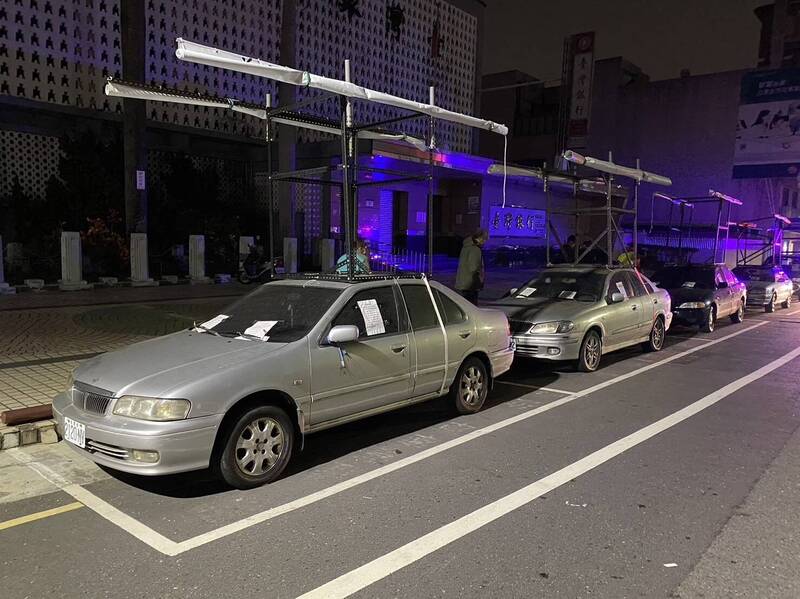 原本在府前路台灣銀行前久占停車格的遊動式廣告車輛。（南市交通局提供）