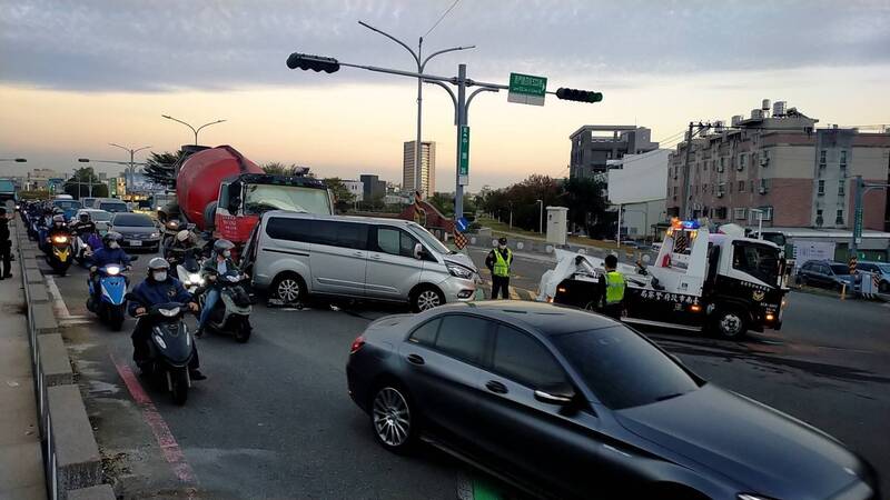 台南市府訂獎金要點核發提供車禍事故行車記錄影像的檢舉民眾。（南市交警大隊提供）