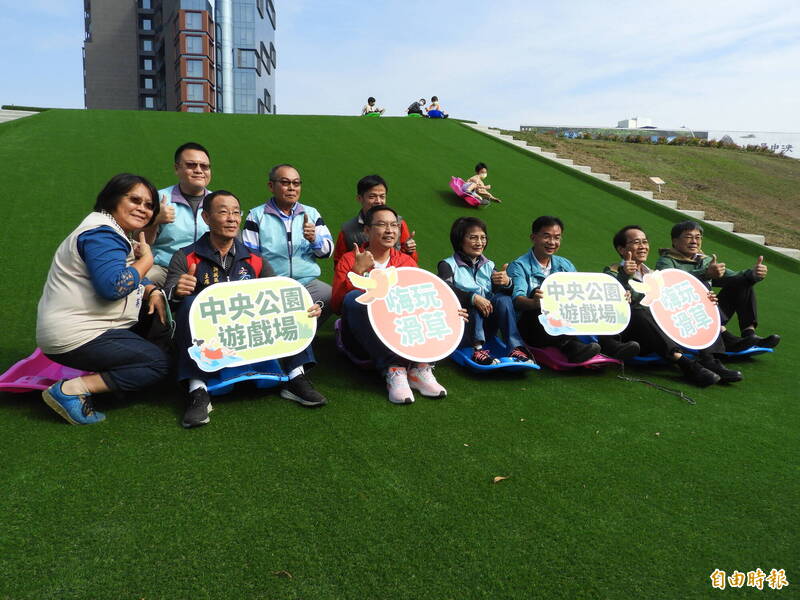 中央公園特色遊戲場能體驗公園滑草的樂趣。（記者葛祐豪攝）