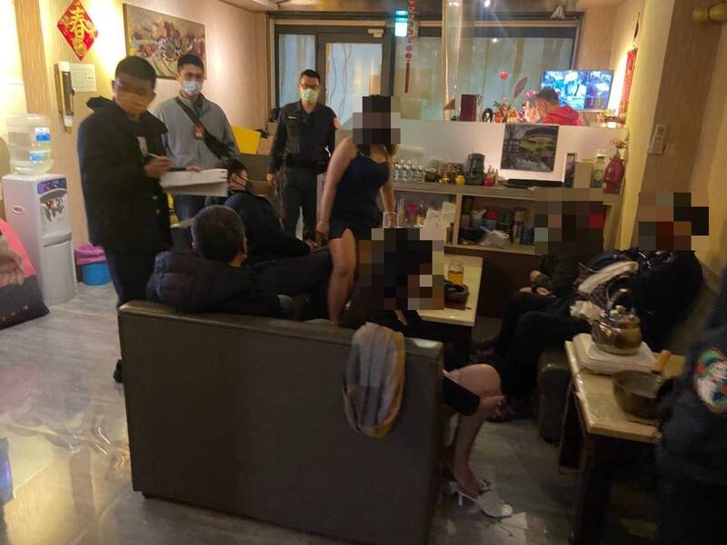 南市六分局警方突襲健康路一家按摩養生館，查獲三對裸身男女正在從事全套及半套的性交易。（警方提供）