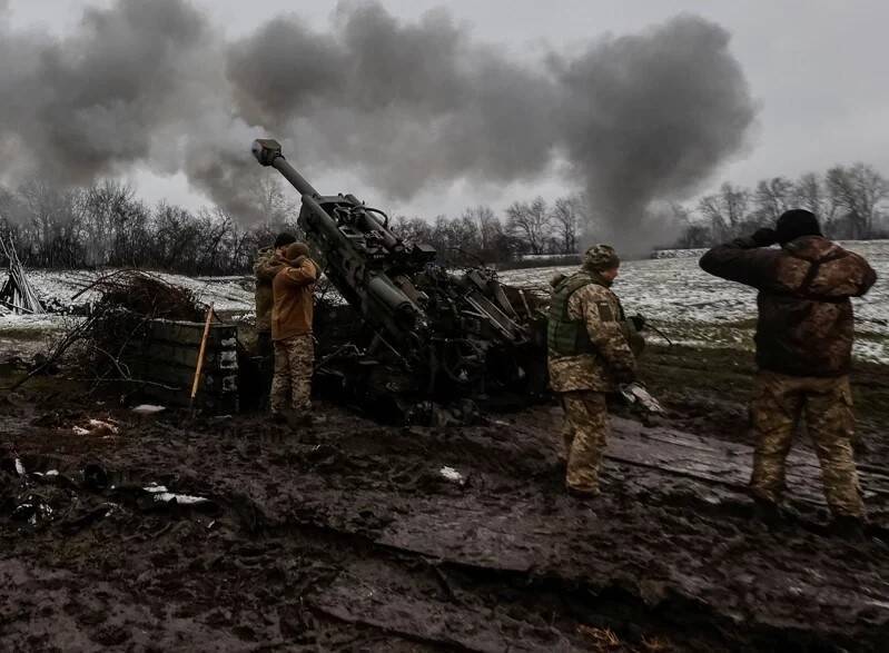 乌军为收复失土，每日向俄军发射多达数千发砲弹，图为乌军使用美制M777榴砲。（路透）(photo:LTN)