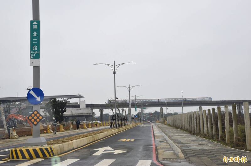 位於桃園機場捷運A20站區區段徵收工程內的中壢區興北二路，今日提前通車。（記者李容萍攝）