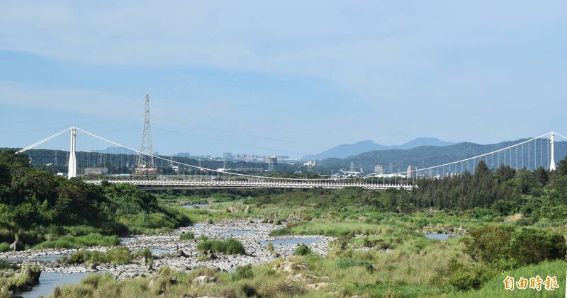 總長419公尺的大溪中庄吊橋，為目前全國最長的懸索式吊橋，將於明日通行啟用。（記者李容萍攝）